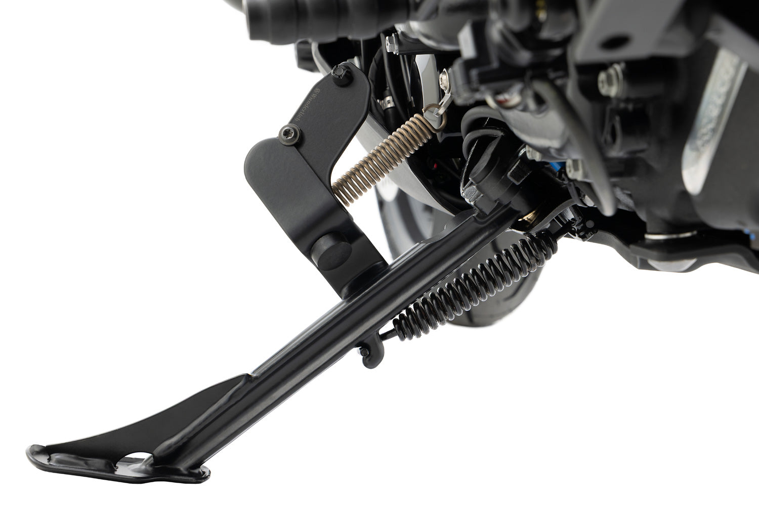 Enlarges the operating area of the side stand and makes it much easier and more ergonomic to fold out.