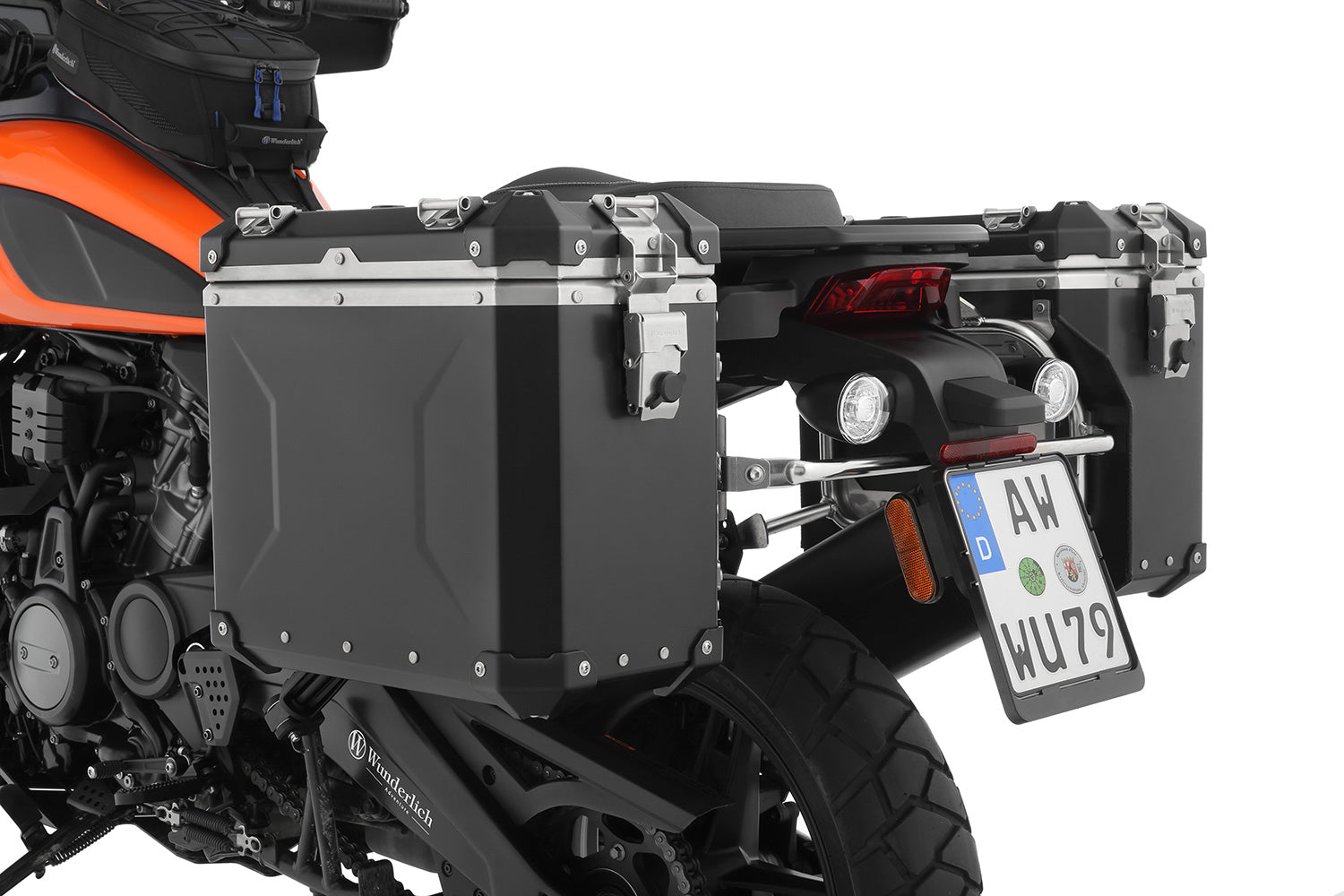Sturdy, light and stylish aluminium cases add truly special comfort to every rider on any tour.