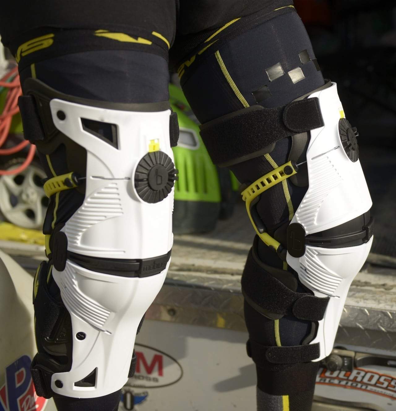 MOBIUS - X8 Knee Braces (Adult Sizes)